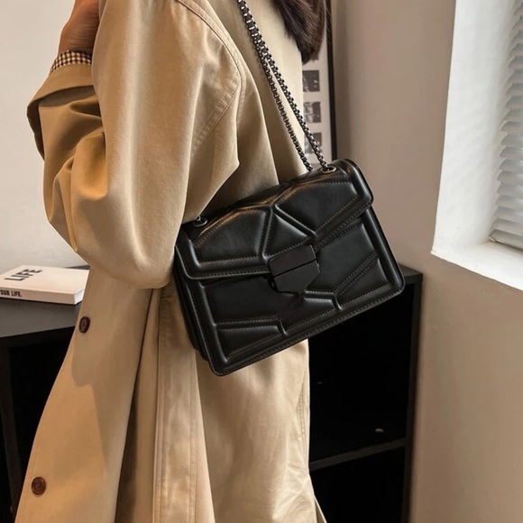 ❤️QUILTED SILVER CHAIN CROSSBODY OR SHOULDER BAG - Picture 2 of 6